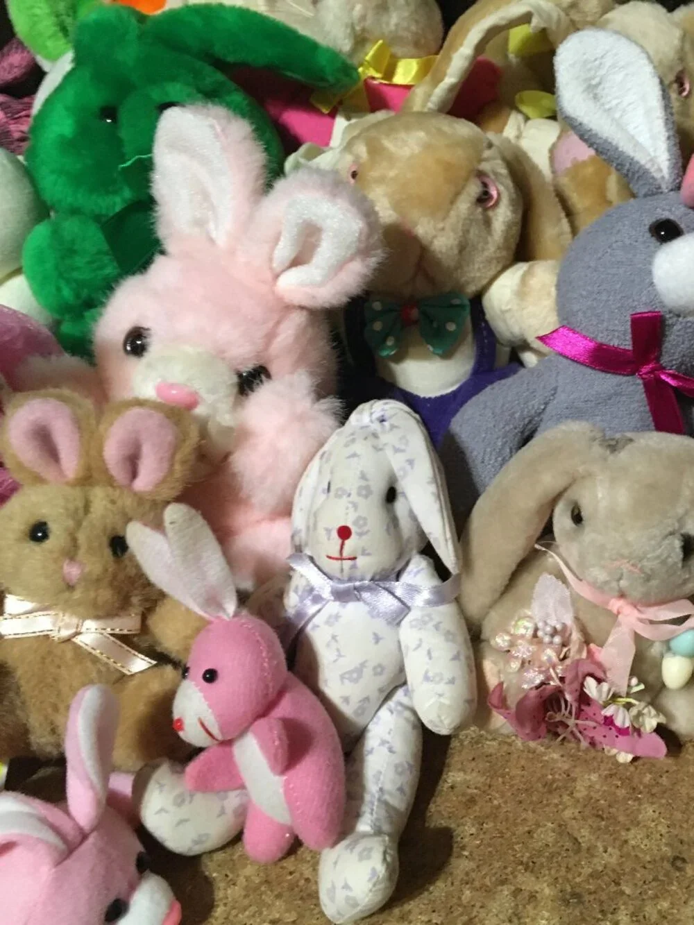 LOT OF 36 BUNNY RABBIT PLUSH BEANIE EASTER RUSS BERRIE APPLAUSE ENERGIZER BUNNY
